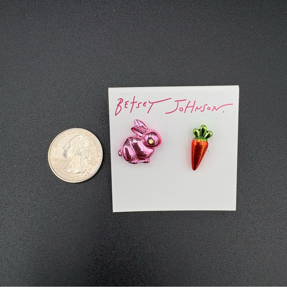 🐰 Betsey Johnson Bunny & Carrot Stud Earrings – Mismatched – NWT - Picture 3 of 5